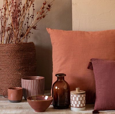 Céramique et coussins terracotta
