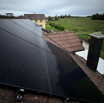 Installation de panneaux photovoltaïques réalisée par la société ALSUN ENERGY