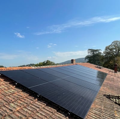 Installation de panneaux photovoltaïques réalisée par la société ALSUN ENERGY