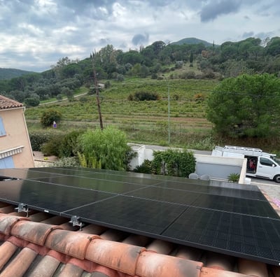 Installation de panneaux photovoltaïques réalisée par la société ALSUN ENERGY