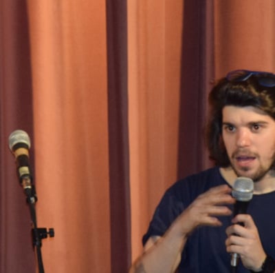 Gabriele Gargiulo spiega alla platea del Teatro Barrios come funzionano i suoi laboratori e stage