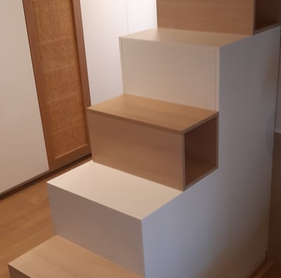 Meuble escalier sur mesure porte cannage