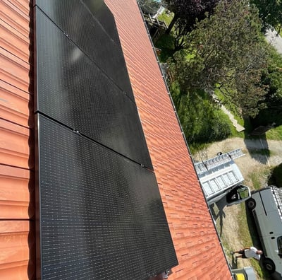 Installation de panneaux photovoltaïques réalisée par la société ALSUN ENERGY