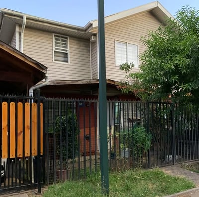casa de dos pisos blanca ventana con cierre de reja y antejardin con pasto