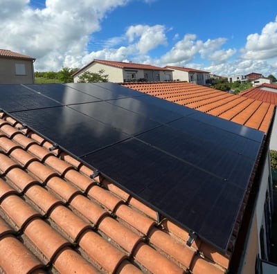 Installation de panneaux photovoltaïques réalisée par la société ALSUN ENERGY