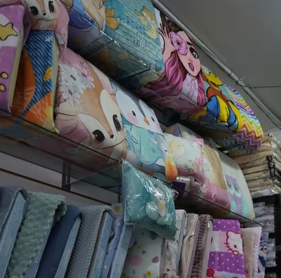 Cojines y colchas puestas en una repisa