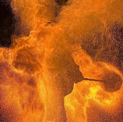 l'artista di firestorm avvolto dal fuoco durante l'esecuzione del numero sparkle