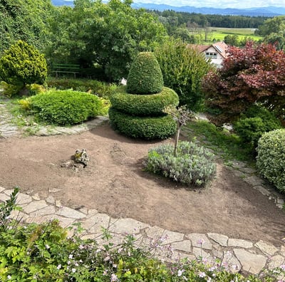 Gepflegter Garten aus anderer Perspektive. Ideenreichtum. Möglichkeiten den Garten zu gestalten