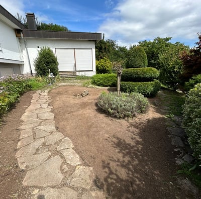 aufgeräumtes Beet, gepflegter Garten, Platz zum anpflanzen. Platz für Ideen.