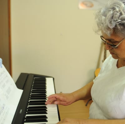 aluna estudando piano em arapongas pr, na escola toque talento
