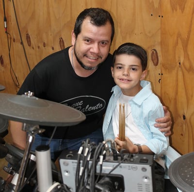 professor com aluno de bateria de 7 anos