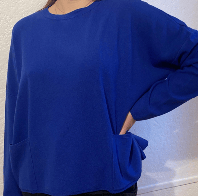 Une femme qui porte un pull bleu