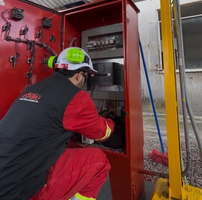 Revisión del sistema eléctrico del tablero de control del sistema contra incendios