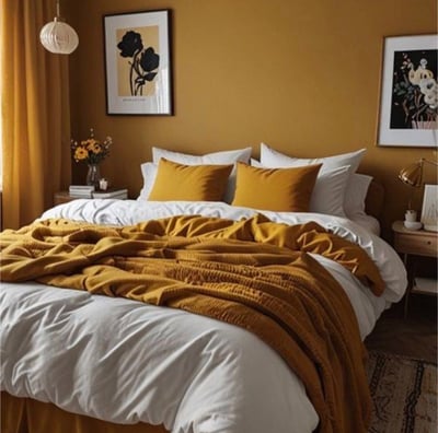 Chambre ocre avec linge de lit moutarde