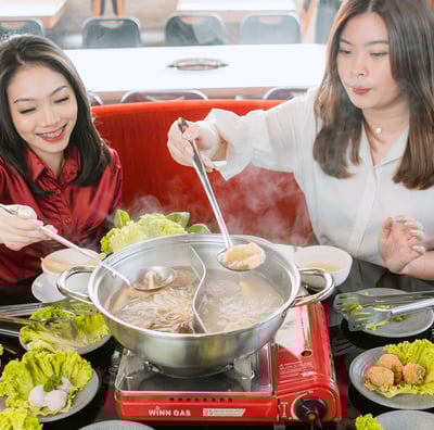 Bersama keluarga besar menikmati Steamboat dan Dimsum Halal di Cemara Hotpot