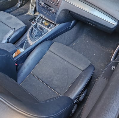 Avant le nettoyage intérieur d'une BMW Serie 1 Cab par Luxuria Automobile Aix les bains