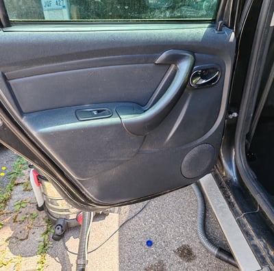 Porte arrière gauche dacia duster nettoyé par luxuria detailing automobile aix-les-bains chambéry