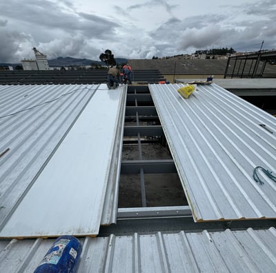 Cambio de paneles metálicos de cubiertas industriales