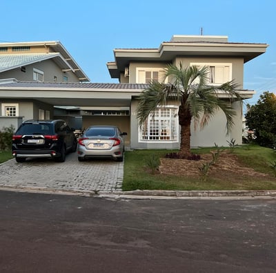 Exemplos de projetos residenciais e construções realizadas pela Quíron Soluções.