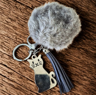 a cat keychain with a cat on it