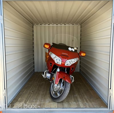 przechowaj motocykl, motor, wjedź motocyklem, garaż na motocykl