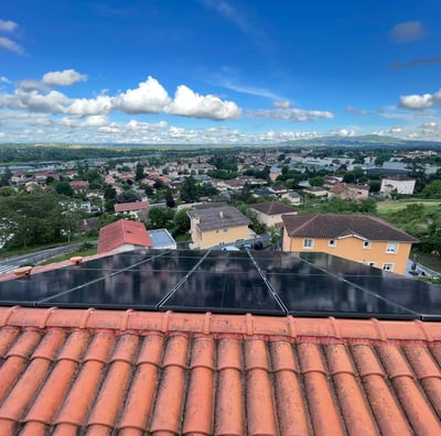 Installation de panneaux photovoltaïques réalisée par la société ALSUN ENERGY