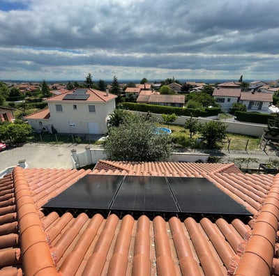 Installation de panneaux photovoltaïques réalisée par la société ALSUN ENERGY