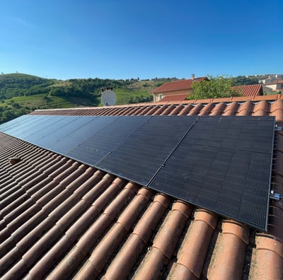 Installation de panneaux photovoltaïques réalisée par la société ALSUN ENERGY