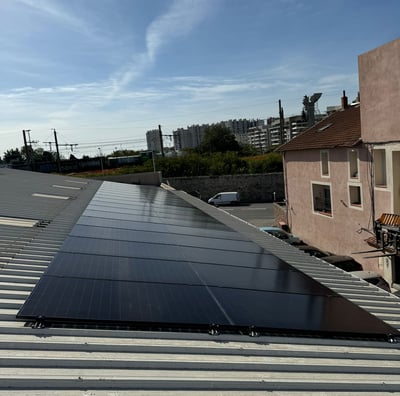 Installation de panneaux photovoltaïques réalisée par la société ALSUN ENERGY