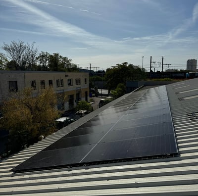 Installation de panneaux photovoltaïques réalisée par la société ALSUN ENERGY