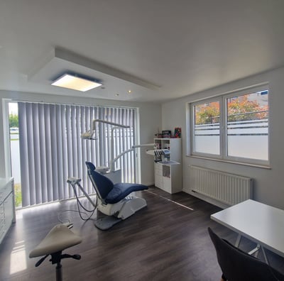 Salle de soins du cabinet dentaire à Chastre, équipée pour des traitements en toute sérénité.