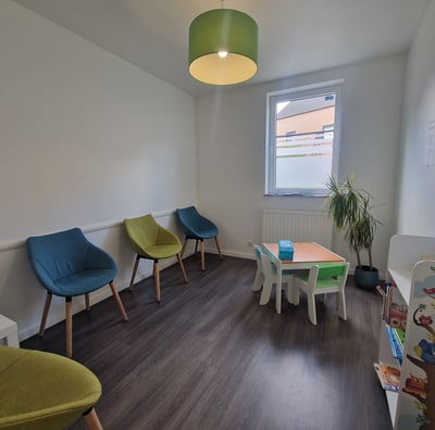 Salle d’attente du cabinet dentaire à Chastre,cadre chaleureux aux patients, enfants comme adultes.