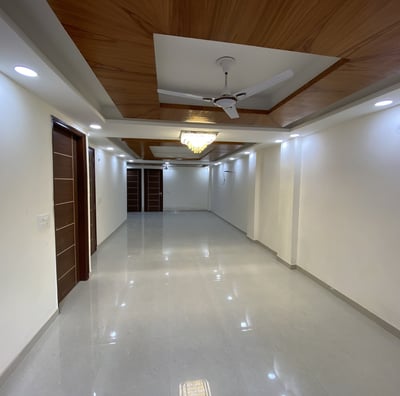 Ultra-spacious living room of 3 BHK Corner Builder Floor with Multiple Balconies — Chattarpur