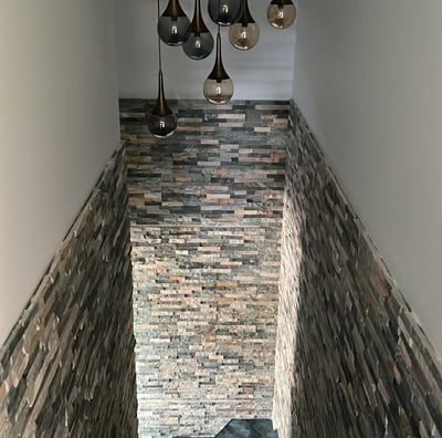 Décoration d'escalier en pierre
