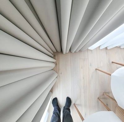 svetainės užuolaidos kampu