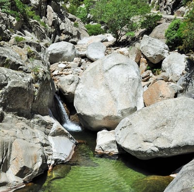 Une cascade d'une rivière ardéchoise