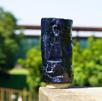 vaso de cerâmica artística na natureza