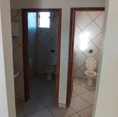 Imovel comercial no bairro Iperoba em Sao Francisco do Sul - mostrando os banheiros