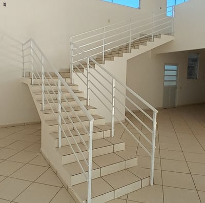 Imovel comercial no bairro Iperoba em Sao Francisco do Sul - mostrando a escada de acesso ao mesanino