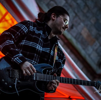 Dimitri Janiak guitariste. Il joue de la guitare dans la rue de la mairie devant le beffroi de Douai