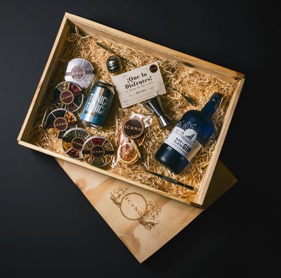 BIG BOX de madera para contener todo lo que quieras ofrecerle de regalo a un amante del GIN