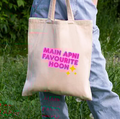 A tote bag " Main apni favourite hoon " bollywood dialogue written.