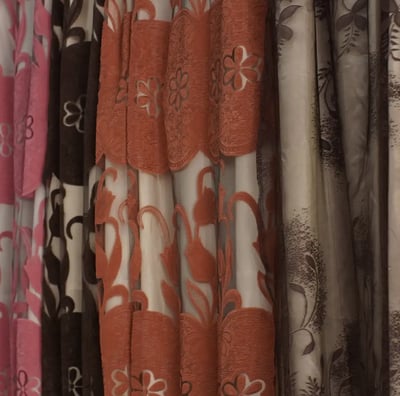 Diferentes tipos de cortinas, mostrando la variedad de opciones que ofrece la tienda.