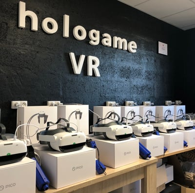 "Salle de réalité virtuelle chez Hologame Rennes, présentant une rangée de casques VR Pico Neo 3 bie