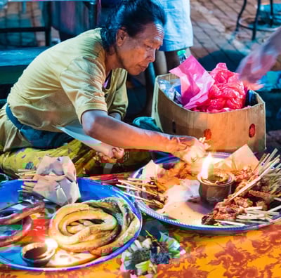bali food tour: at night market a food vendor