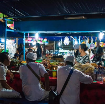 bali food tour: at night market a food vendor