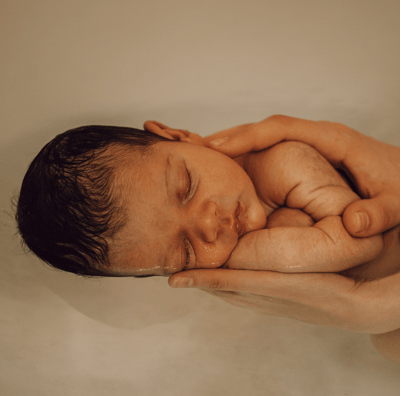 bébé dans l'eau apaisé