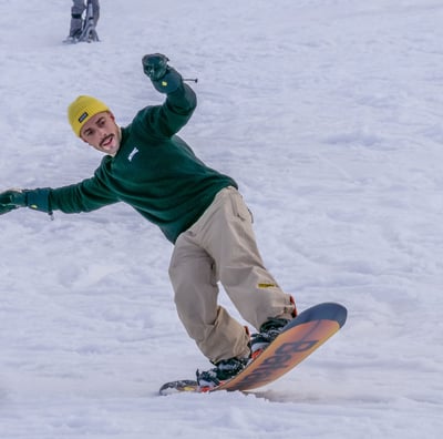 Snowboardeur qui lève l'avant de sa planche