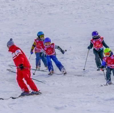 Groupe d'enfants qui descend avec un moniteur
