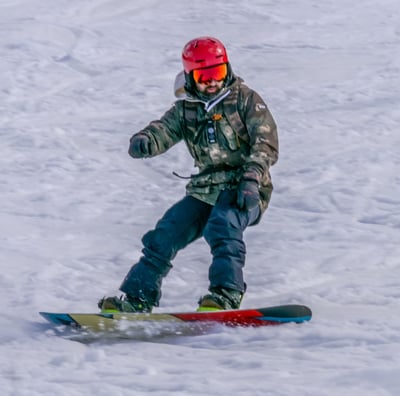 Snowboardeur qui termine sa descente